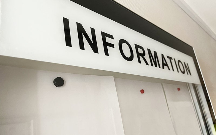 VITRINE EDGE MURALE AVEC BANDEAU EP 54 MM