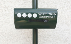 BORNE DE PROPRETÉ CANINE ROULEAU PLASTIQUE
ÉQUIPEMENT DE PROPRETÉ URBAINE CONTRE DÉJECTION CANINE