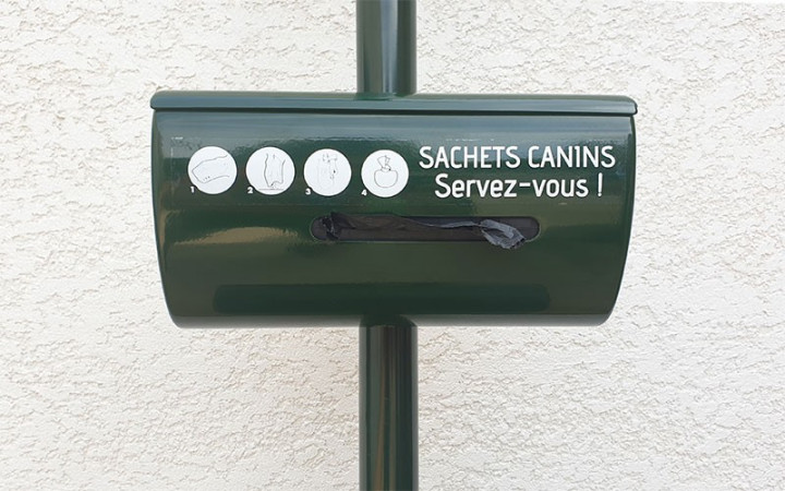 BORNE DE PROPRETÉ CANINE ROULEAU PLASTIQUE
ÉQUIPEMENT DE PROPRETÉ URBAINE CONTRE DÉJECTION CANINE