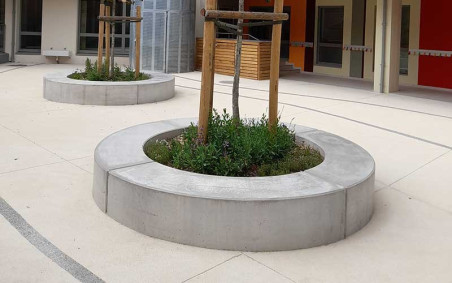 BANQUETTE COURBE CITY
MOBILIER URBAIN BÉTON ESPACE EXTÉRIEUR