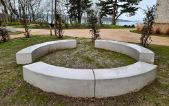 BANQUETTE COURBE CITY
MOBILIER URBAIN BÉTON ESPACE EXTÉRIEUR