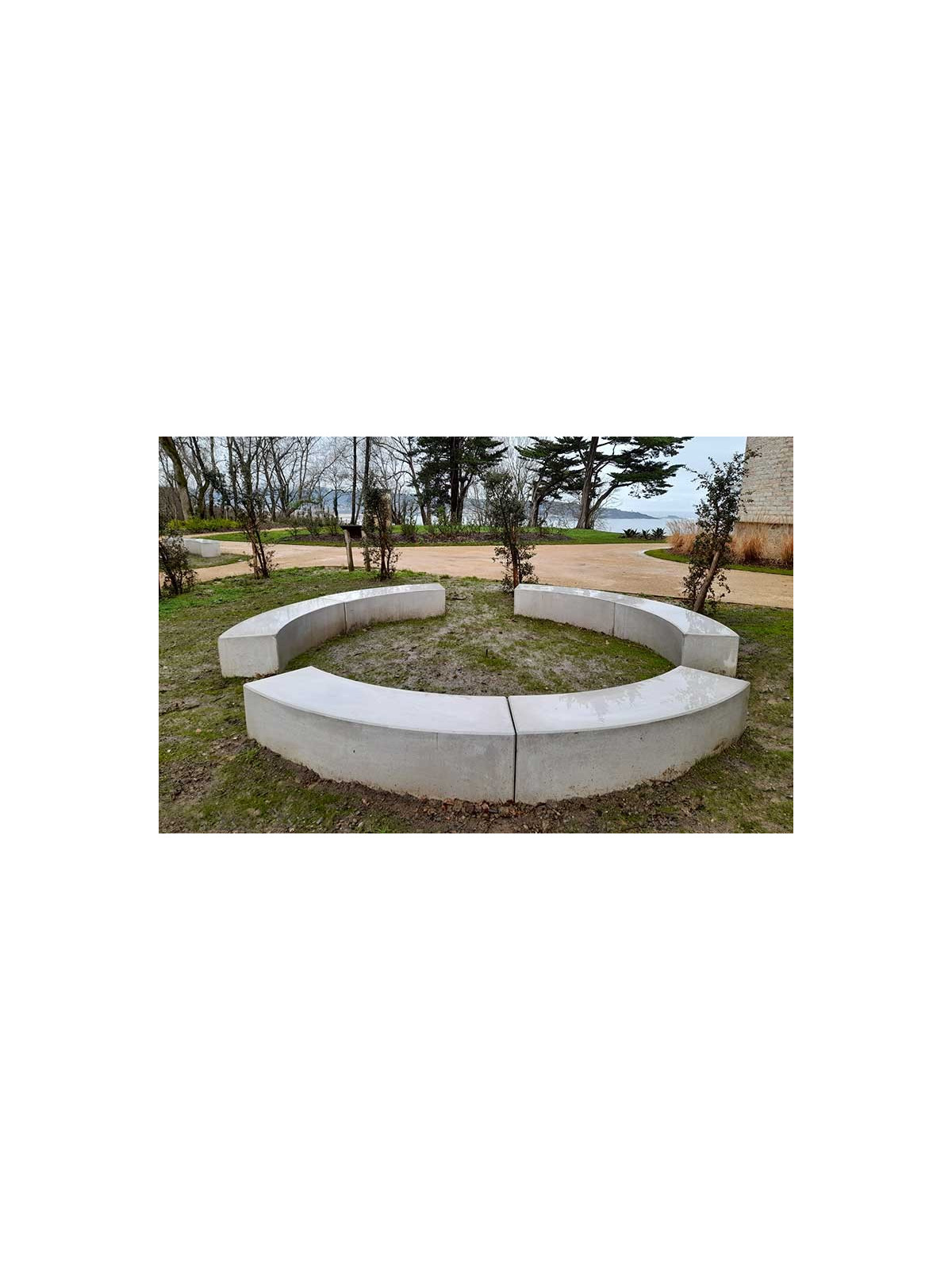 BANQUETTE COURBE CITY
MOBILIER URBAIN BÉTON ESPACE EXTÉRIEUR
