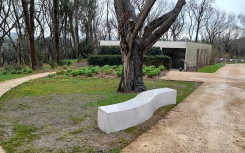 BANQUETTE COURBE CITY
MOBILIER URBAIN BÉTON ESPACE EXTÉRIEUR