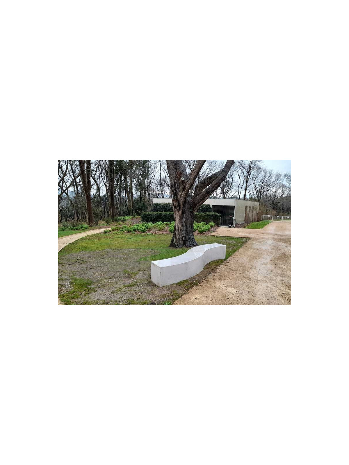 BANQUETTE COURBE CITY
MOBILIER URBAIN BÉTON ESPACE EXTÉRIEUR