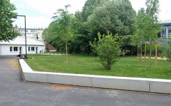 BANQUETTE TRAPÉZOÏDALE PIRRA EN BÉTON POUR LYCÉE COLLÈGE OU ÉCOLE