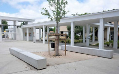 BANQUETTE TRAPÉZOÏDALE PIRRA EN BÉTON POUR LYCÉE COLLÈGE OU ÉCOLE