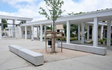 BANQUETTE TRAPÉZOÏDALE PIRRA EN BÉTON POUR LYCÉE COLLÈGE OU ÉCOLE