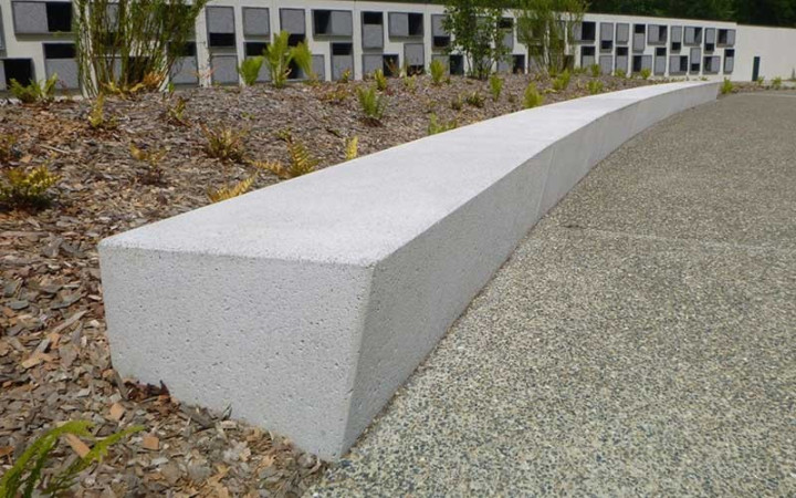 BANQUETTE TRAPÉZOÏDALE PIRRA EN BÉTON POUR LYCÉE COLLÈGE OU ÉCOLE