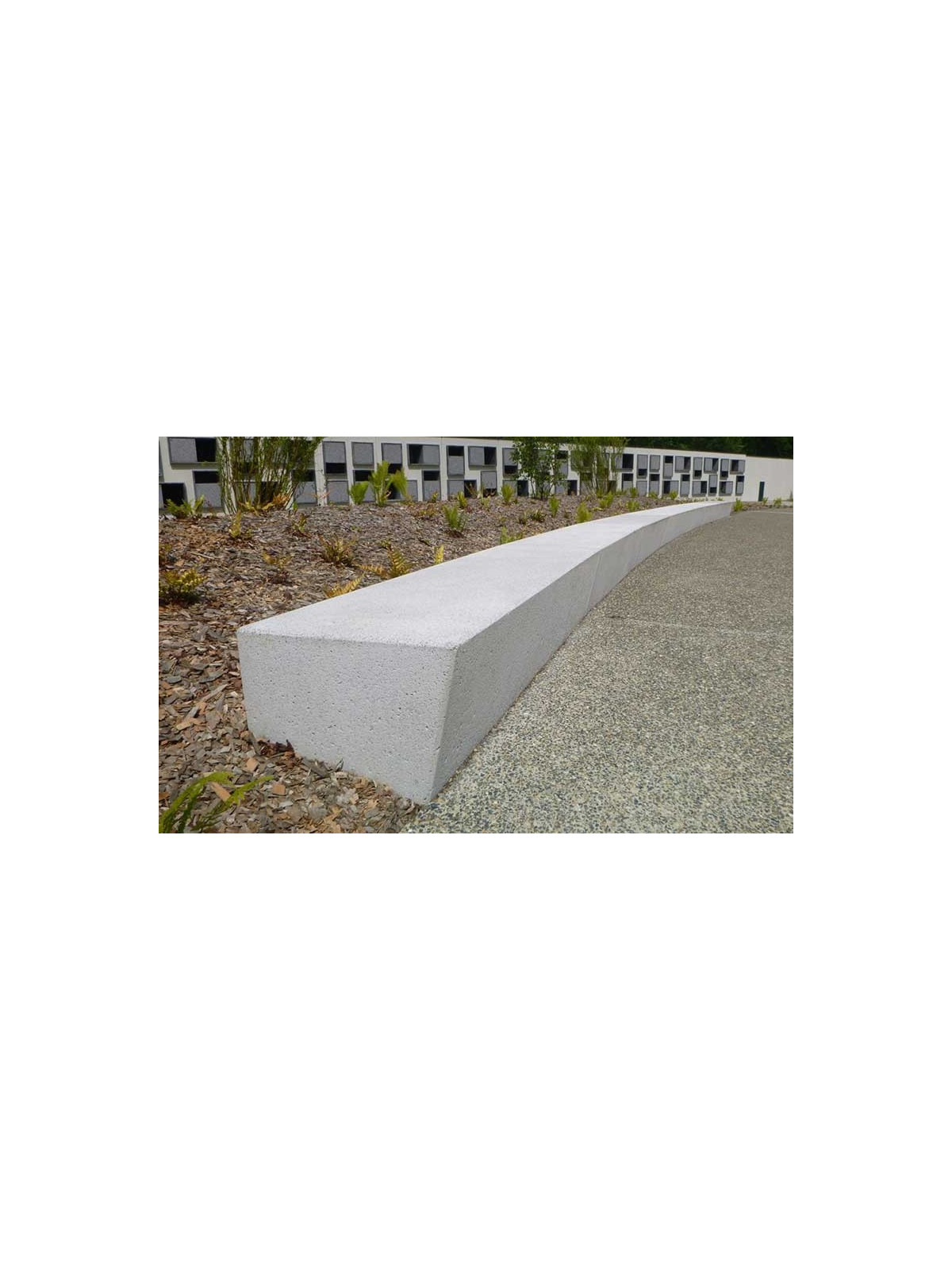 BANQUETTE TRAPÉZOÏDALE PIRRA EN BÉTON POUR LYCÉE COLLÈGE OU ÉCOLE