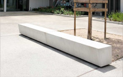 BANQUETTE TRAPÉZOÏDALE PIRRA EN BÉTON POUR LYCÉE COLLÈGE OU ÉCOLE