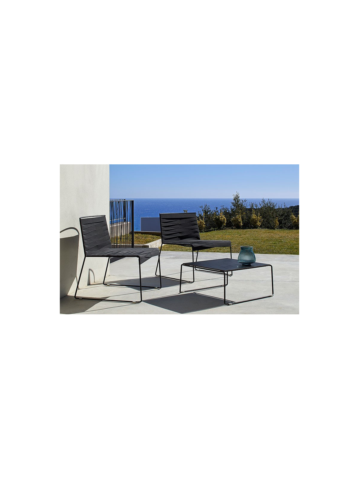 TABLE ET CHAISES CHISINAU NOIRES SALON EXTÉRIEUR