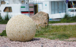 BORNE SPHÈRE EN BÉTON EN GRAVILLONS LAVES