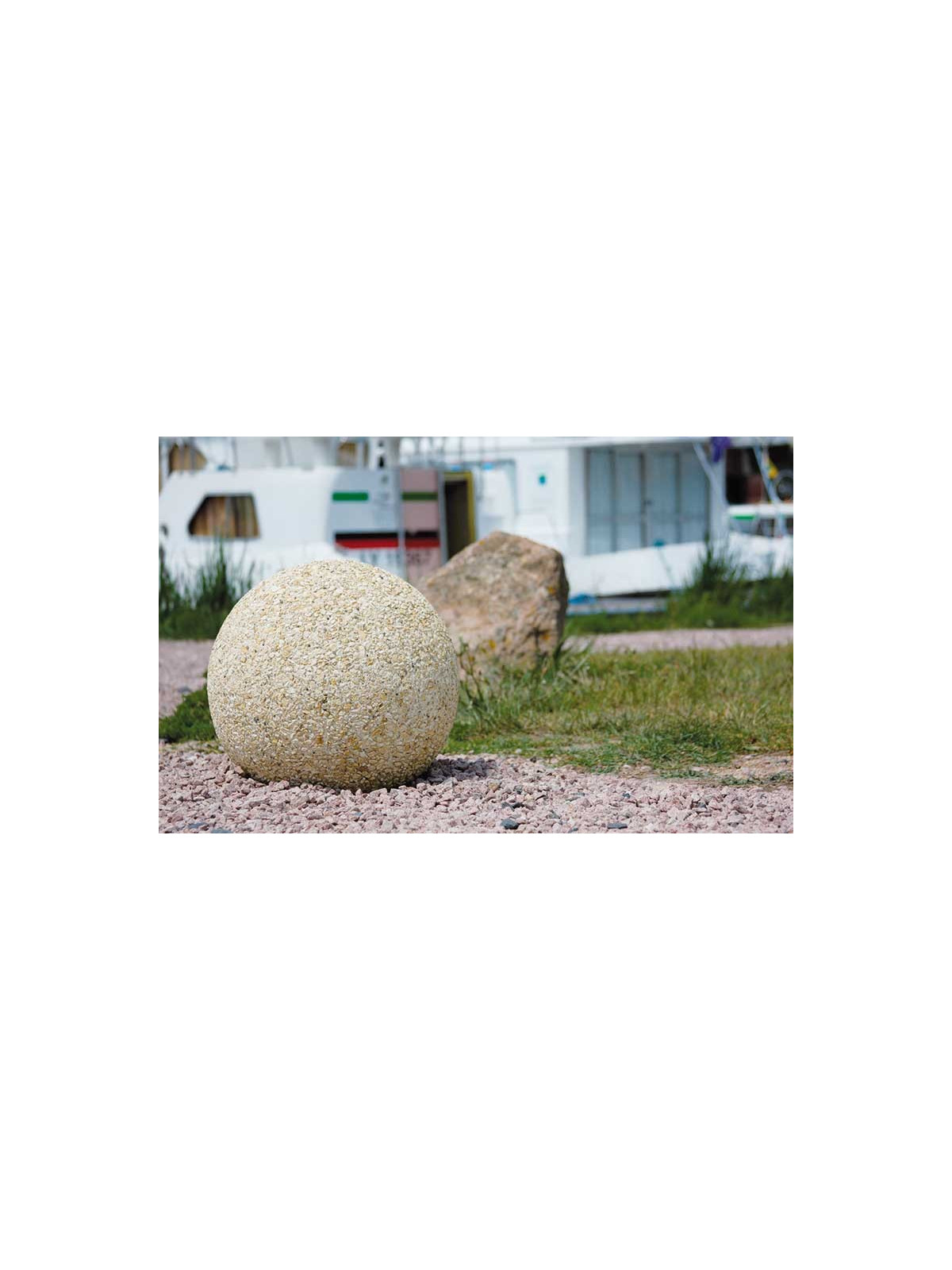 BORNE SPHÈRE EN BÉTON EN GRAVILLONS LAVES