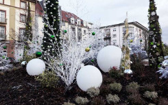 SPHERE AU SOL LUMINEUSE