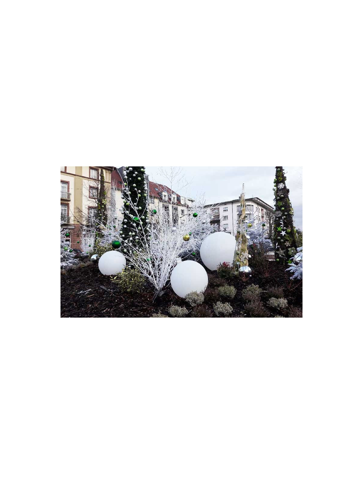 SPHERE AU SOL LUMINEUSE