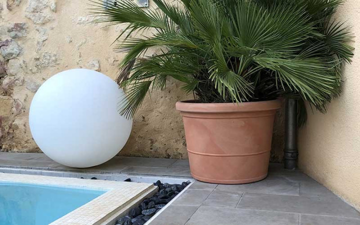 POT ROND LISSE EN POLYETHENE
JARDINIERE RONDE EN PLASTIQUE ESPACE EXTÉRIEUR