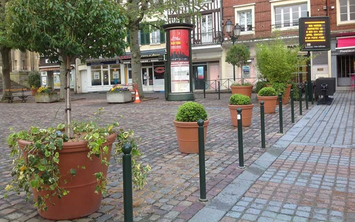 POT ROND LISSE EN POLYETHENE
JARDINIERE RONDE EN PLASTIQUE ESPACE EXTÉRIEUR