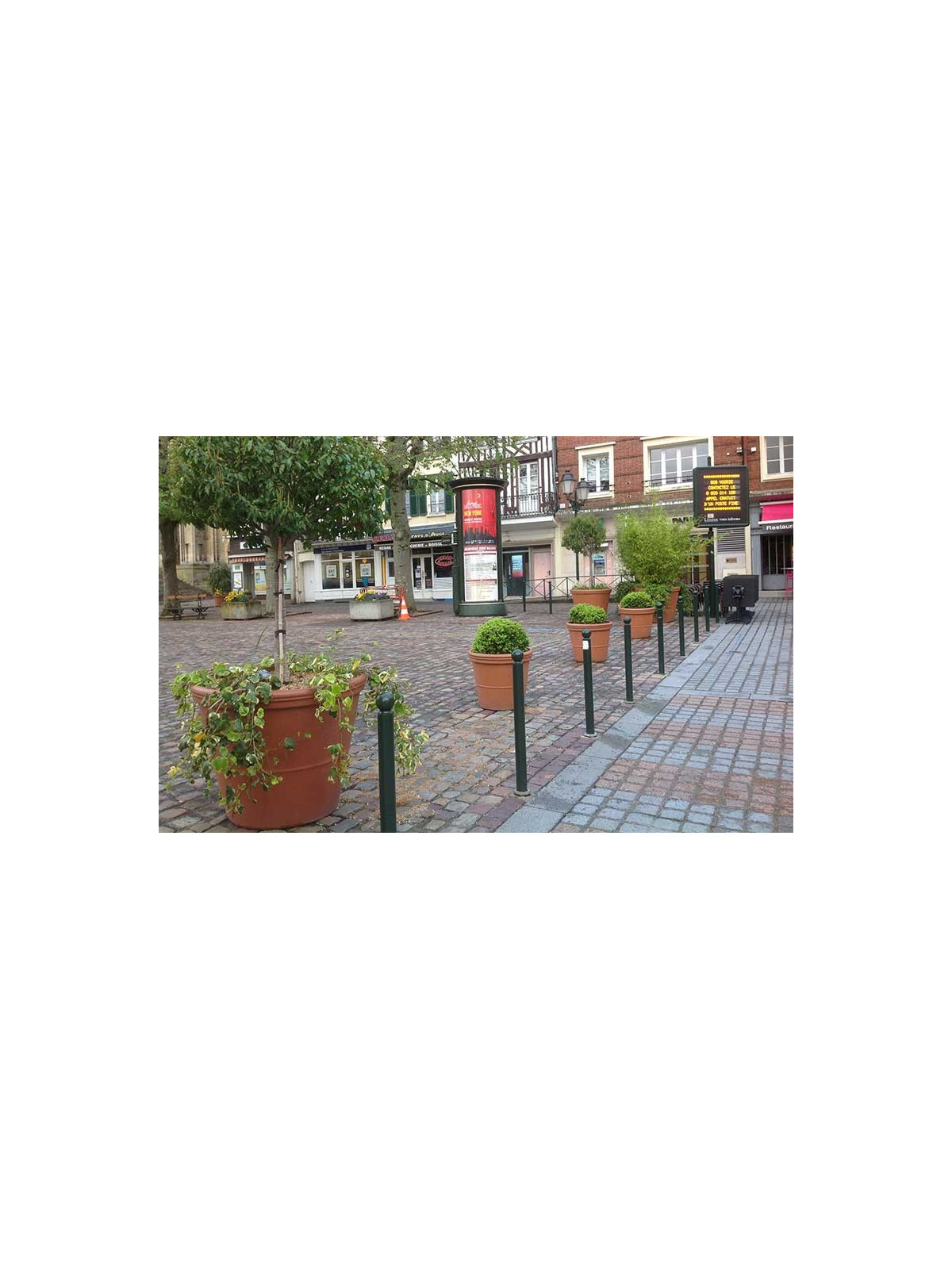 POT ROND LISSE EN POLYETHENE
JARDINIERE RONDE EN PLASTIQUE ESPACE EXTÉRIEUR