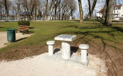 TABLE EXTERIEURE DE JEUX ÉCHEC BÉTON 2 PLACES
JEUX D’ÉCHEC EXTERIEUR POUR COLLECTIVITÉ ET ESPACE PUBLIC