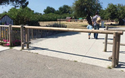 BARRIERE LEVANTE EN RONDINS DE BOIS