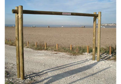 PORTIQUE EN BOIS LIMITEUR DE HAUTEUR
GESTION D ACCÈS POUR ESPACE PUBLIC
PORTIQUE EN PIN HAUTEUR 2100 MM ET LONGUEUR 3000 MM