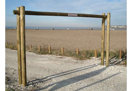 PORTIQUE EN BOIS LIMITEUR DE HAUTEUR
GESTION D ACCÈS POUR ESPACE PUBLIC
PORTIQUE EN PIN HAUTEUR 2100 MM ET LONGUEUR 3000 MM