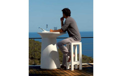 TABLE HAUTE MOMA EN POLYÉTHYLÈNE DESIGN
TABLE MANGE DEBOUT EN PLASTIQUE MODERNE