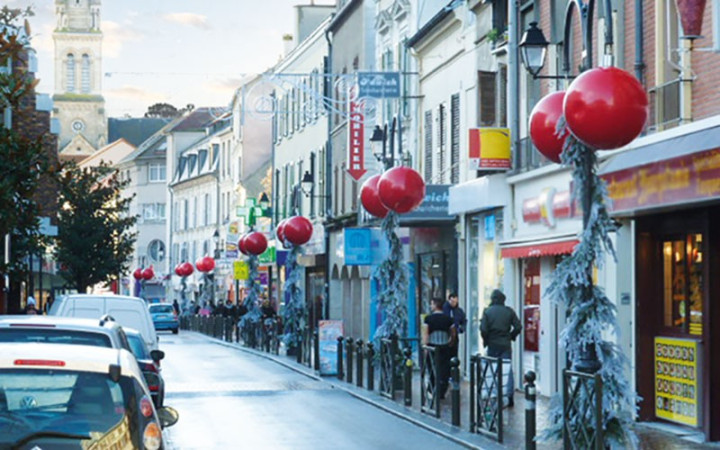 BOULE GÉANTE DE NOËL DÉCORATIVE ROUGE