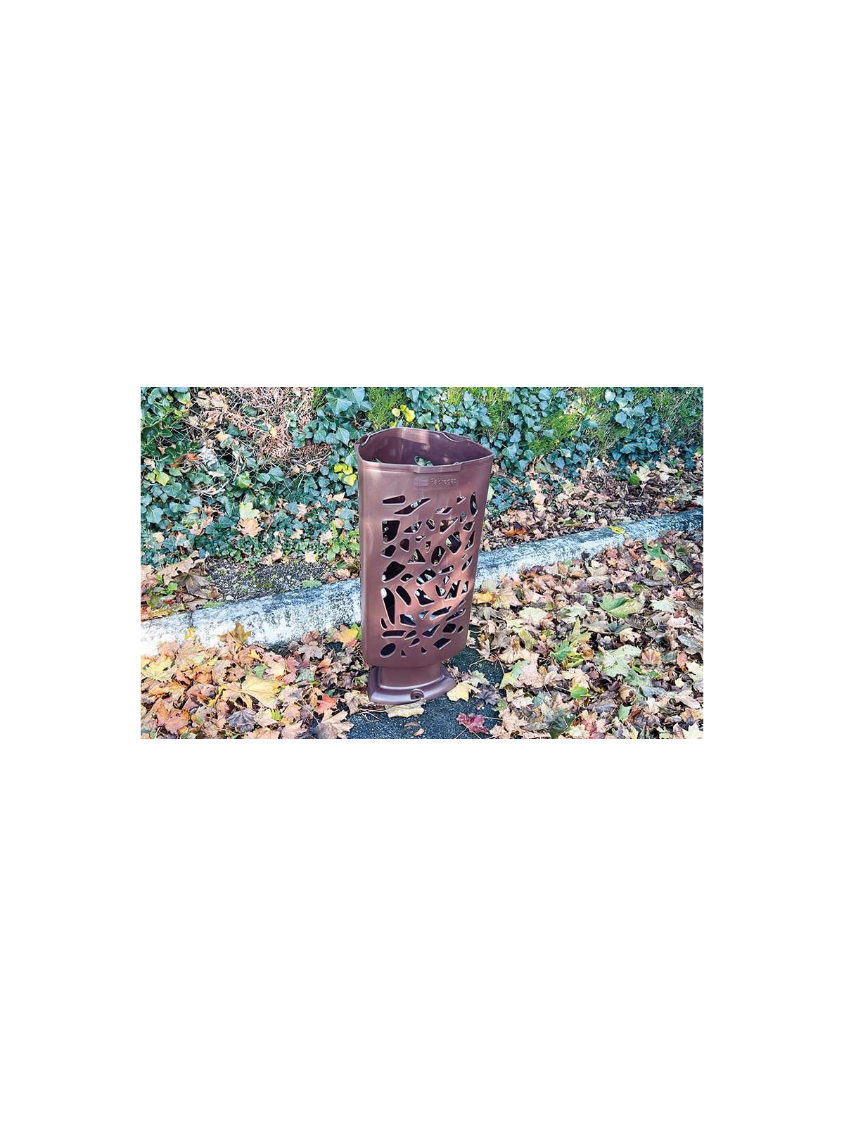 CORBEILLE TRIANGLE POLYETHYLENE MARRON
POUBELLE EXTÉRIEURE COLORÉE EN POLYÉTHYLÈNE