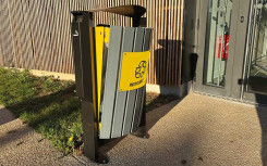 CORBEILLE GOUEX 2 FLUX AVEC CENDRIER GRIS / JAUNE MISE EN SITUATION
POUBELLE DE RECYCLAGE ISSUE DE BRIQUES ALIMENTAIRES
