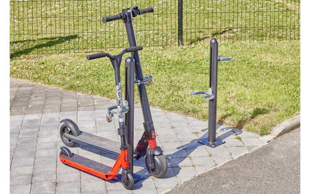 SUPPORT TROTTINETTE PINCE REGLABLE MISE EN SITUATION