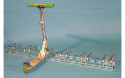 RÂTELIER AU SOL 6 TROTTINETTES MISE EN SITUATION