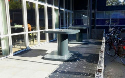 MANGE DEBOUT BÉTON GRIS ANTHRACITE LAQUE MISE EN SITUATION
TABLE EXTÉRIEUR EN BÉTON ESPACE PUBLIC