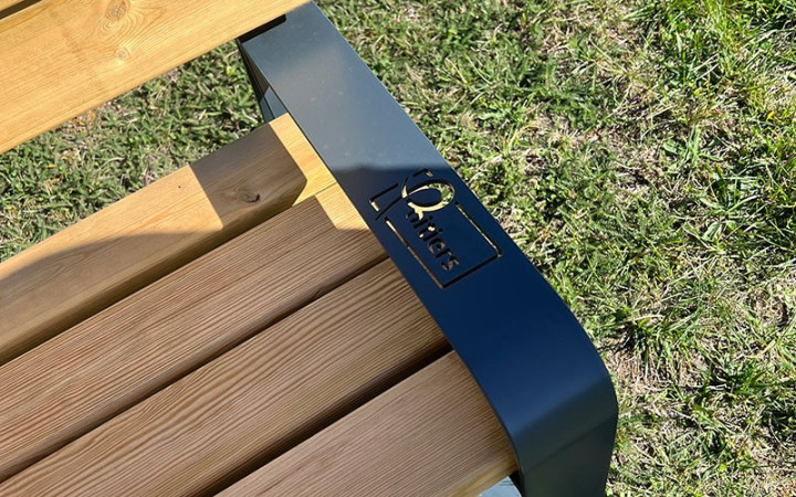 BANC EXTÉRIEUR ET DESIGN GEO POUR PARC ET JARDIN PUBLIC
BANC EN BOIS ET ACIER