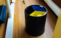 CORBEILLE DE TRI SÉLECTIF NARCISSA 3 COMPARTIMENTS JAUNE, BLEU ET NOIR MISE EN SITUATION