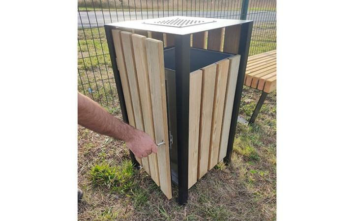 CORBEILLE ACIER BOIS CENDRIER ARIL MISE EN SITUATION 1
POUBELLE MODERNE ET NATUREL ESPACE PUBLIC