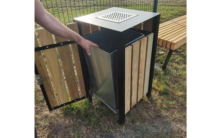 CORBEILLE CENDRIER ACIER BOIS ARIL MISE EN SITUATION 2
POUBELLE MODERNE ET NATUREL ESPACE PUBLIC