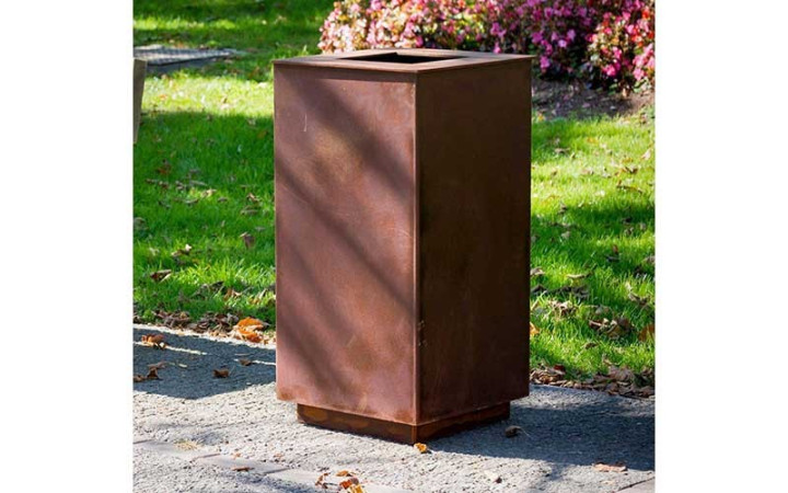 CORBEILLE CARREE ALES EN ACIER CORTEN MISE EN SITUATION