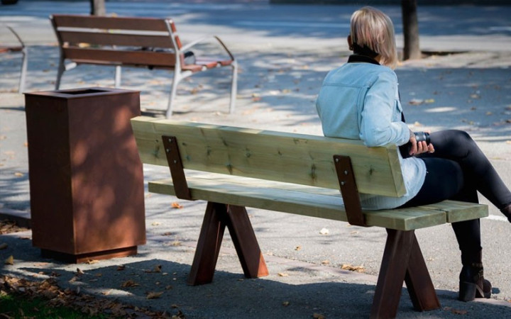 CORBEILLE CARREE ALES EN ACIER CORTEN MISE EN SITUATION 2