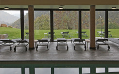 LOT DE 2 CHAISES LONGUES CASSIS BLANCHE