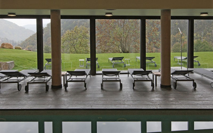 LOT DE 2 CHAISES LONGUES CASSIS BLANCHE