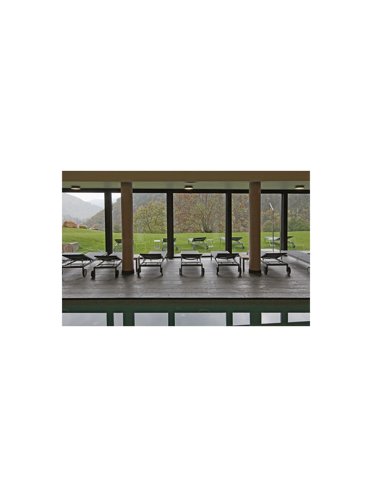 LOT DE 2 CHAISES LONGUES CASSIS BLANCHE