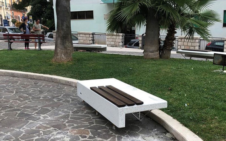 BANQUETTE BÉTON ET BOIS ANNABA MAD
ASSISE DESIGN ET MODERNE POUR COLLECTIVITÉ