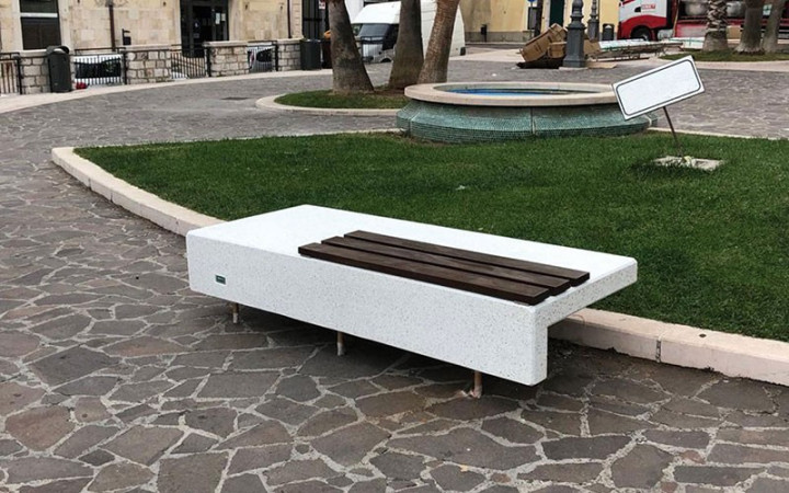 BANQUETTE BÉTON ET BOIS ANNABA MAD
ASSISE DESIGN ET MODERNE POUR COLLECTIVITÉ