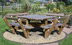 TABLE DE PIQUE NIQUE CARRÉE EN BOIS GUERIN AVEC DOSSIER
TABLE EN BOIS NATURELLE AVEC BANC POUR ESPACE PUBLIC