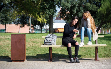 ASSIS DEBOUT ALES ACIER CORTEN BOIS
MOBILIER URBAIN DESIGN ET MODERNE POUR ESPACE VERT EXTÉRIEUR