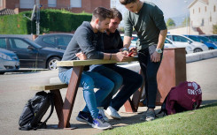 ASSIS DEBOUT ALES ACIER CORTEN BOIS
MOBILIER URBAIN DESIGN ET MODERNE POUR ESPACE VERT EXTÉRIEUR