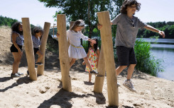 POTEAUX D'EQUILIBRE FARFADET EN BOIS ÉCOLOGIQUE
JEUX EN ROBINIER POUR AIRE DE JEUX PUBLIQUE POUR ENFANT