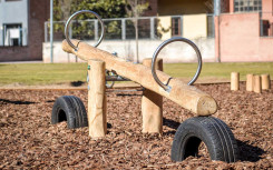 BALANÇOIRE HORIZONTALE DOUBLE FARFADET EN BOIS
TRÉBUCHET ET BALANÇOIRE A BASCULE EN ROBINIER ÉCOLOGIQUE POUR ENFANT
