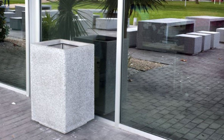 CORBEILLE CARRÉ CORMIER EN BÉTON
POUBELLE BÉTON EXTÉRIEURE SANS COUVERCLE